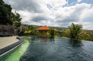 Endonezya 'daki Bali Adası' ndaki otelin yüzme havuzu manzarası.