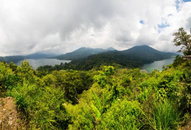 Endonezya Bali 'deki Tamblingan ve Danau Buyan dağlarının manzarası
