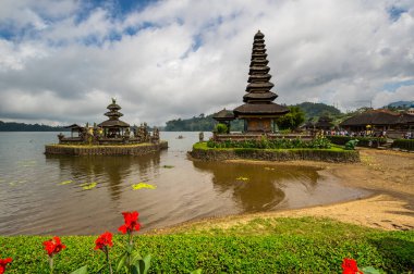 Tapınak kompleksi Pura Ulun Danu Beratan, veya Pura Bratan, Endonezya 'nın Bali kentindeki büyük bir Hindu Şii Şiva tapınağı.