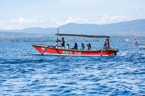 Bali Indonesia Settembre 2018 Turisti Cerca Delfini Dalle Barche Sulla — Foto Stock