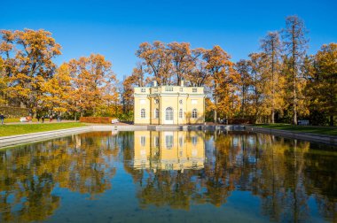 Rusya, Saint Petersburg yakınlarındaki Tsarskoe Selo 'daki Catherine parkındaki Bathhouse pavyonu.