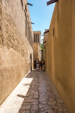 DUBAI, BİRLİK ARAB EMIRATES - 04 Aralık 2018: Tarihi Al Fahidi ilçesinde geleneksel Arap caddesi, Al Bastakiya. Dubai, Birleşik Arap Emirlikleri