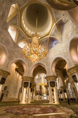 Birleşik Arap Emirlikleri 'nin başkenti Abu Dabi' deki Şeyh Zayed Büyük Camii 'nin içi.