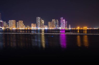 Birleşik Arap Emirlikleri 'nin en kalabalık üçüncü şehri olan Sharjah' ın gece manzarası.