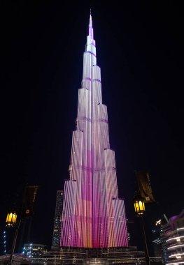 DUBAI, BİRLİK ARAB EMIRATES - 08 Aralık 2018: Dubai 'deki Burj Halife ve Dubai Alışveriş Merkezi, Birleşik Arap Emirlikleri