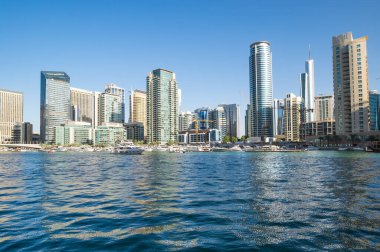 DUBAI, BİRLİK ARAB EMIRATES - 08 Aralık 2018: Dubai Marina 'nın gökdelenleri, Birleşik Arap Emirlikleri' nin Dubai şehrindeki yapay bir kanal şehri