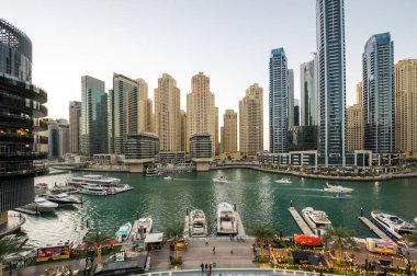 DUBAI, BİRLİK ARAB EMIRATES - 08 Aralık 2018: Dubai Marina 'nın gökdelenleri, Birleşik Arap Emirlikleri' nin Dubai şehrindeki yapay bir kanal şehri