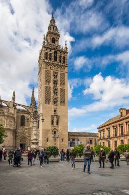 SEVILLE, İspanya - 06 Nisan 2019: Sevilla Katedrali Seville 'de Giralda ile birlikte, İspanya' da büyük bir turizm merkezi