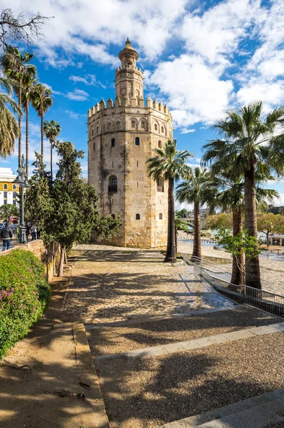 西班牙最大的旅游中心塞维利亚的历史石灰石黄金塔Torre Del Oro — 图库照片