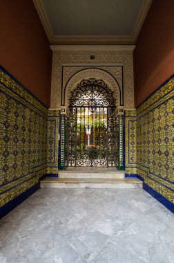 SEVILLE, İspanya - 08 Nisan 2019: Seville 'in tarihi merkezinde, İspanya' nın büyük bir turizm merkezi olan evin manzarası