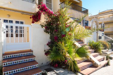 TORREVIEJA, İspanya - 09 Nisan 2019: Torrevieja 'daki renkli İspanyol evleri - İspanya' nın Kosta Blanca kıyısındaki tatil beldesi