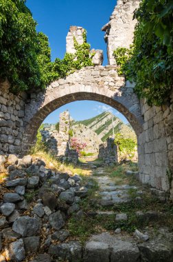 Karadağ 'ın Stari Bar (Eski Bar) kentindeki cadde manzarası