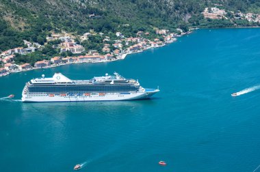 KOTOR, MONTENEGRO - 29 Haziran 2019: Karadağ 'ın Kotor kentindeki büyük yolcu gemisinin manzarası