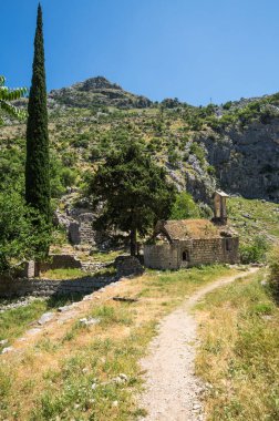 Karadağ 'ın Kotor Kalesinin yanındaki dağlarda eski bir kilise