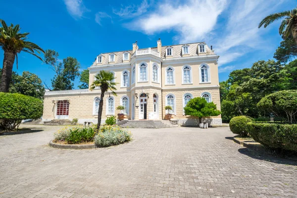 Kral Nikola 'nın Baro Sarayı, Karadağ' ın güneyinde bir kıyı kasabası ve liman kenti