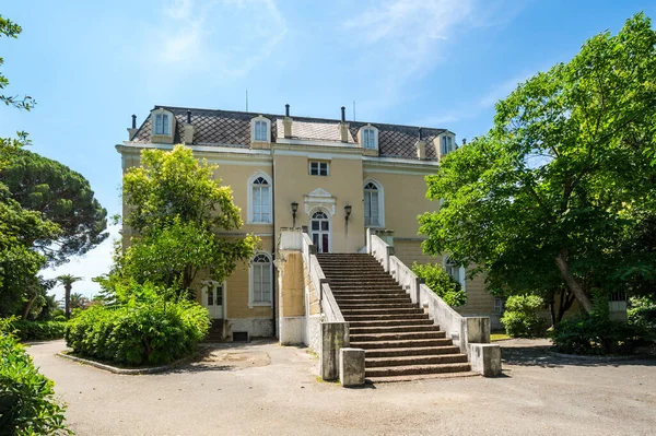 Kral Nikola 'nın Baro Sarayı, Karadağ' ın güneyinde bir kıyı kasabası ve liman kenti