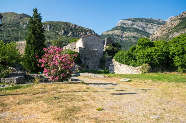 Karadağ 'ın Stari Bar (Eski Bar) kentindeki cadde manzarası