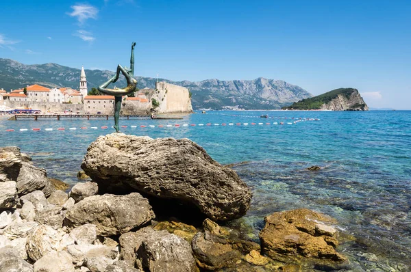 Karadağ 'ın Eski Budva Kasabası önünde dansçı heykeli