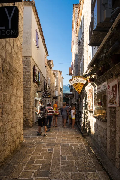 BUDVA, MONTENEGRO - 28 Haziran 2019: Karadağ 'ın Eski Budva kentindeki cadde manzarası