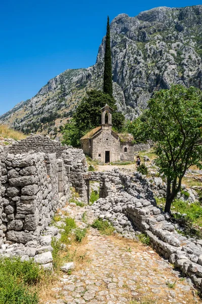 Karadağ 'ın Kotor Kalesinin yanındaki dağlarda eski bir kilise