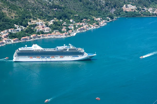 KOTOR, MONTENEGRO - 29 Haziran 2019: Karadağ 'ın Kotor kentindeki büyük yolcu gemisinin manzarası
