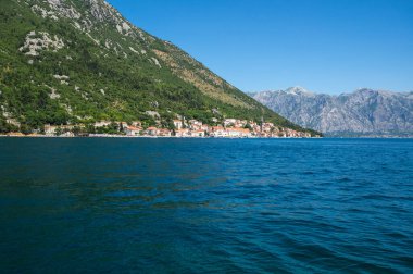 Kotor Körfezi ve Karadağ 'ın Perast kasabasının Panoraması