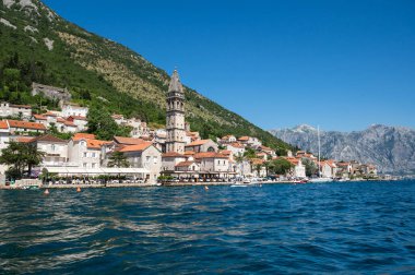 Kotor Körfezi ve Karadağ 'ın Perast kasabasının Panoraması
