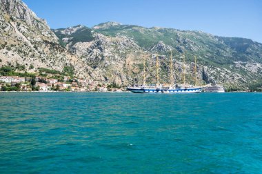KOTOR, MONTENEGRO - 30 HAZİRAN 2019: Karadağ 'ın Kotor körfezindeki tekne manzarası