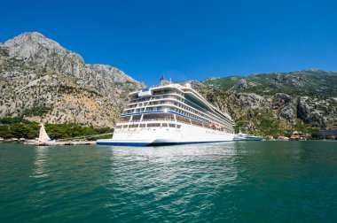 KOTOR, MONTENEGRO - 30 Haziran 2019: Karadağ 'ın Kotor kentindeki büyük yolcu gemisinin görüntüsü