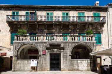 KOTOR, MONTENEGRO - 30 Haziran 2019: Karadağ 'ın Eski Kotor kentindeki cadde manzarası