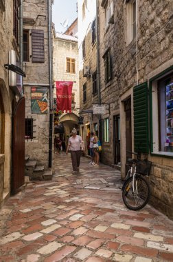 KOTOR, MONTENEGRO - 30 Haziran 2019: Karadağ 'ın Eski Kotor kentindeki cadde manzarası