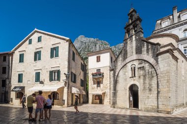 KOTOR, MONTENEGRO - 30 Haziran 2019: Karadağ 'ın Piazza Greca meydanındaki Sveti Luka (Saint Luke) Kilisesi