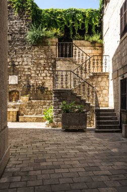 Karadağ 'ın Eski Kotor kentindeki cadde manzarası