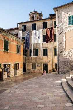KOTOR, MONTENEGRO - 30 Haziran 2019: Karadağ 'ın Eski Kotor kentindeki cadde manzarası