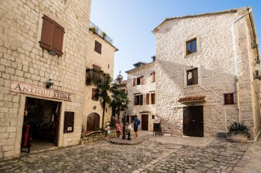 KOTOR, MONTENEGRO - 30 Haziran 2019: Karadağ 'ın Eski Kotor kentindeki cadde manzarası