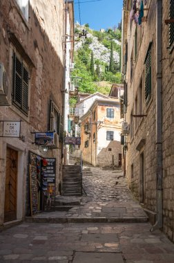 KOTOR, MONTENEGRO - 30 Haziran 2019: Karadağ 'ın Eski Kotor kentindeki cadde manzarası