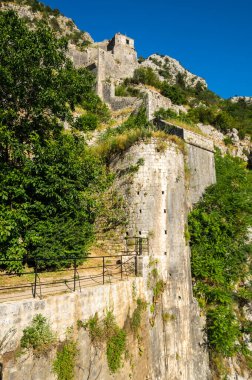 Karadağ 'ın Kotor kenti yakınlarındaki dağlarda antik Aziz John Kalesi