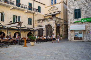 KOTOR, MONTENEGRO - 30 Haziran 2019: Karadağ 'ın Eski Kotor kentindeki cadde manzarası