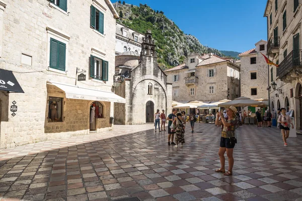 KOTOR, MONTENEGRO - 30 Haziran 2019: Karadağ 'ın Piazza Greca meydanındaki Sveti Luka (Saint Luke) Kilisesi