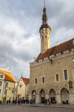 TALLINN, ESTONIA - 25 Eylül 2019: Estonya 'nın başkenti Tallinn' deki belediye binası. Eski Şehir UNESCO Dünya Mirasları Listesinde yer aldı