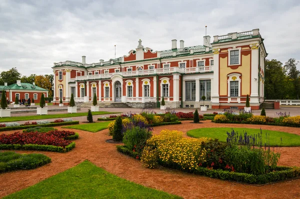 カドリオルグ宮殿は タリン エストニアに偉大なピョートル大帝によって建設されました — ストック写真