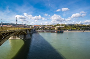 BUDAPEST, HUNGARY - 11 Ekim 2019: Budapeşte, Macaristan 'da Tuna Nehri manzarası. Tuna Nehri Avrupa 'nın en uzun ikinci nehridir.