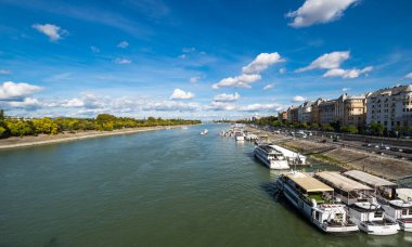 BUDAPEST, HUNGARY - 11 Ekim 2019: Budapeşte, Macaristan 'da Tuna Nehri manzarası. Tuna Nehri Avrupa 'nın en uzun ikinci nehridir.