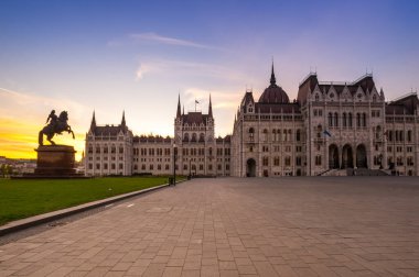 Macaristan Parlamento Binası, Macaristan 'ın önemli bir simgesi ve Budapeşte' de popüler bir turizm merkezidir.