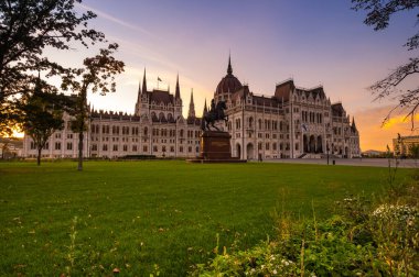 BUDAPEST, HUNGARY - 11 Ekim 2019: Macaristan Parlamento Binası Macaristan 'ın önemli bir simgesi ve Budapeşte' de popüler bir turizm merkezidir.