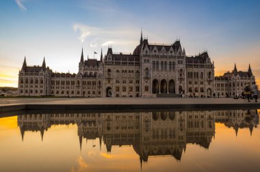 Macaristan Parlamento Binası, Macaristan 'ın önemli bir simgesi ve Budapeşte' de popüler bir turizm merkezidir.