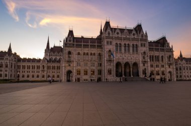 Macaristan Parlamento Binası, Macaristan 'ın önemli bir simgesi ve Budapeşte' de popüler bir turizm merkezidir.