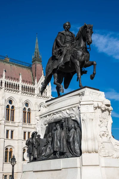 Bronzová Jezdecká Socha Hraběte Gyuly Andrassy Před Budovou Parlamentu Budapešti — Stock fotografie