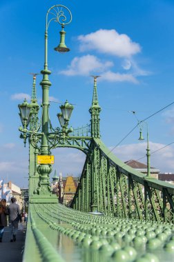 BUDAPEST, HUNGARY - 13 Ekim 2019: Budapeşte, Macaristan 'daki Özgürlük Köprüsü, Tuna Nehri üzerinden Buda ve Pest' i birbirine bağlıyor. Macaristan 'ın başkentinin eski kentinde yer alan ikonik yeşil köprü