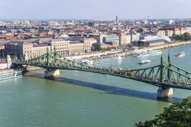 Macaristan 'ın Budapeşte kentindeki Özgürlük Köprüsü ya da Özgürlük Köprüsü Tuna Nehri üzerinden Buda ve Pest' i birbirine bağlıyor. Macaristan 'ın eski başkentinde bulunan ikonik yeşil köprü.